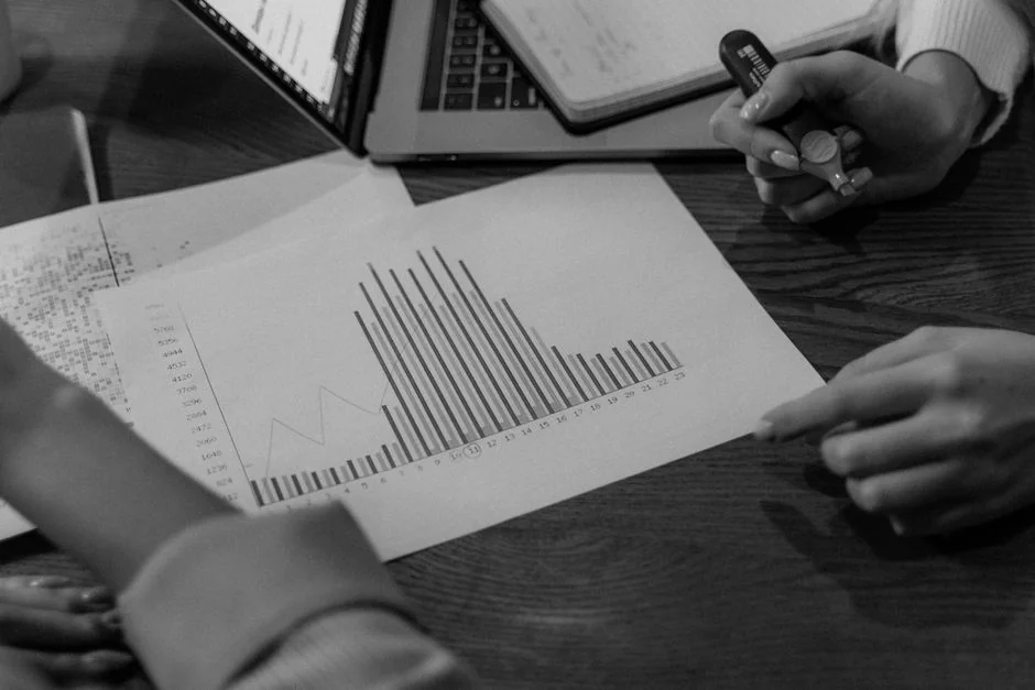 Des surligneurs éclatants posés sur une note de contenu généré par les utilisateurs, sur un bureau en bois.